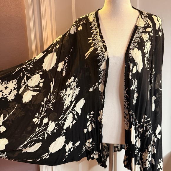 Lucky Brand Other - Lucky Brand Black And White Floral Kimono One Size